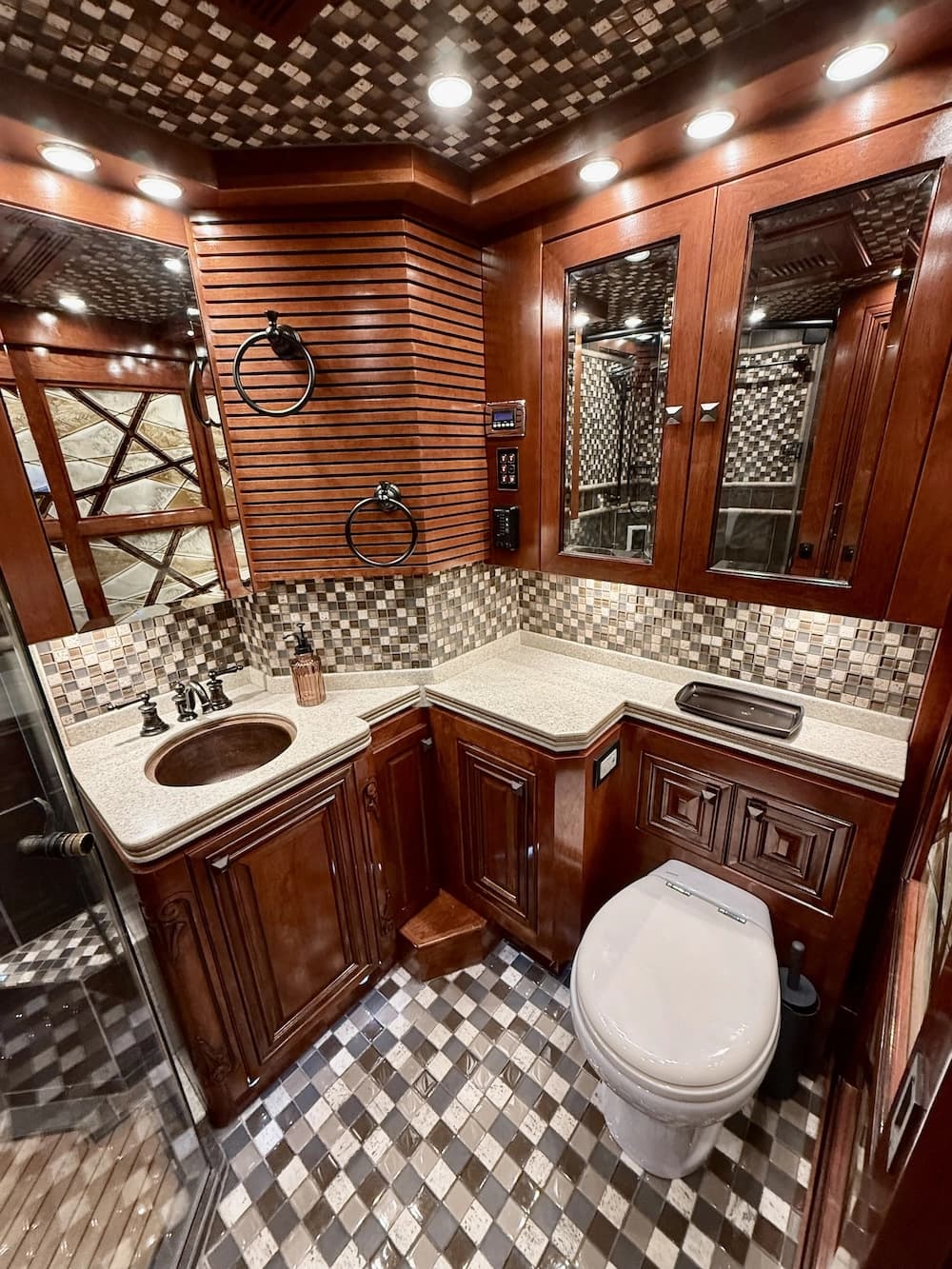2013 Prevost Outlaw H3-45 Motorcoach - Image 39
