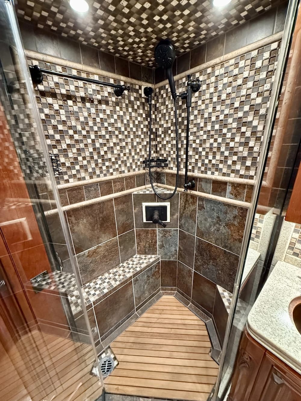 2013 Prevost Outlaw H3-45 Motorcoach - Image 40