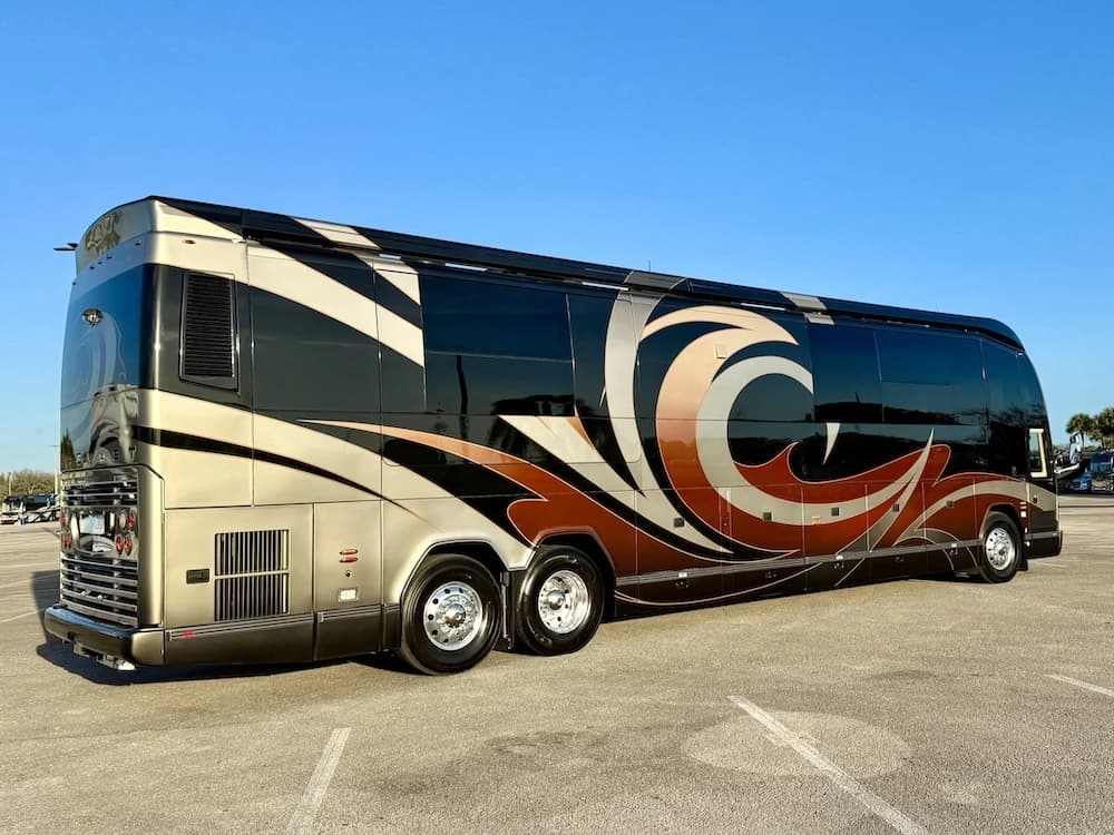2013 Prevost Outlaw H3-45 Motorcoach - Image 5
