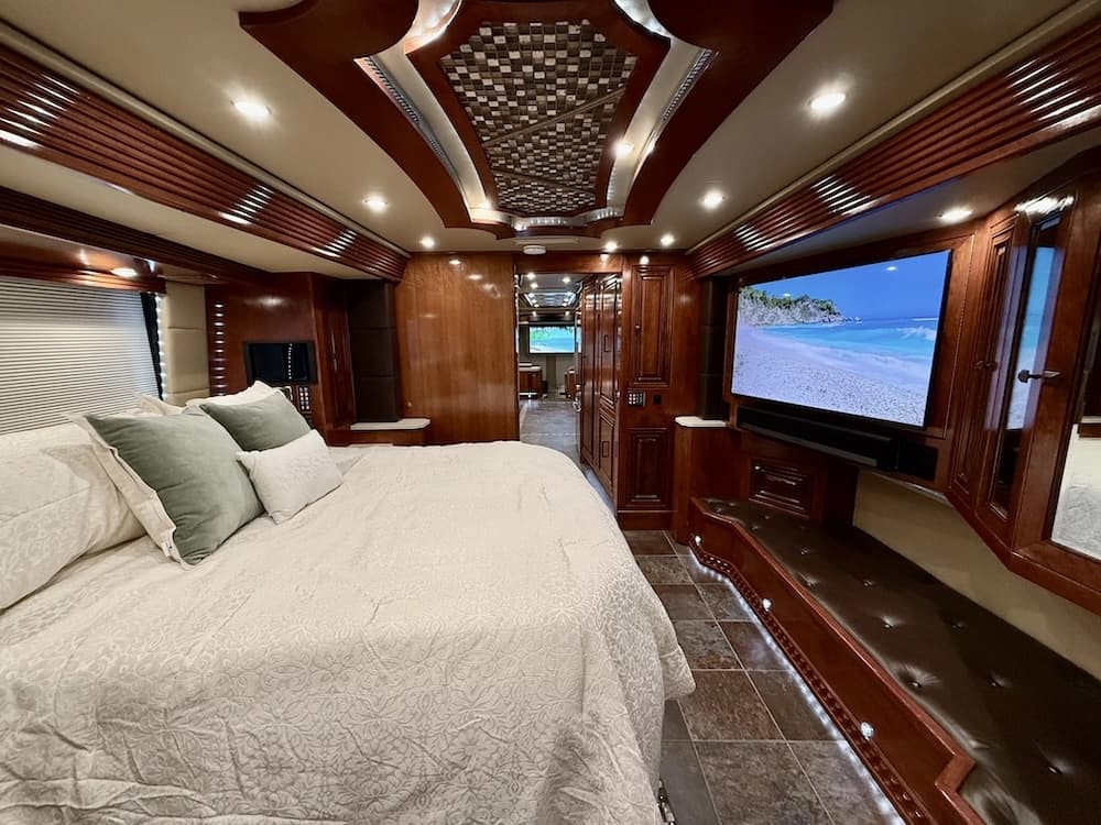 2013 Prevost Outlaw H3-45 Motorcoach - Image 41