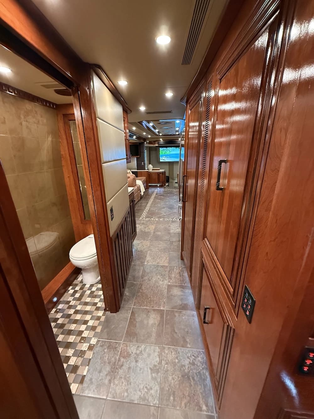 2013 Prevost Outlaw H3-45 Motorcoach - Image 42