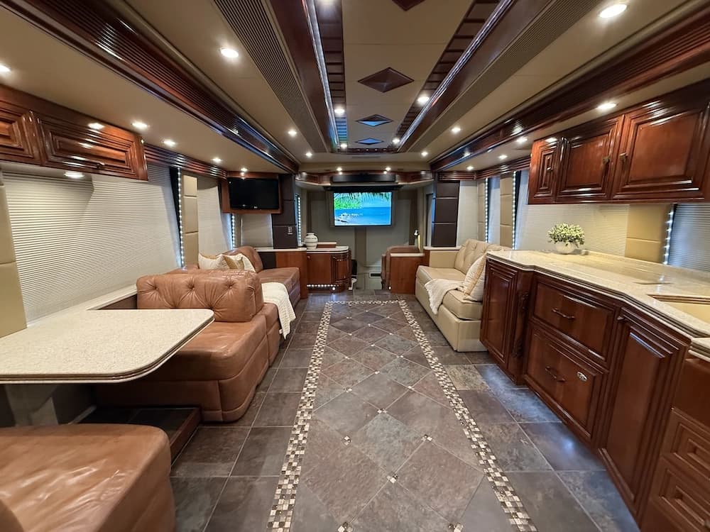 2013 Prevost Outlaw H3-45 Motorcoach - Image 43