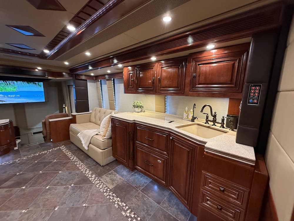 2013 Prevost Outlaw H3-45 Motorcoach - Image 44