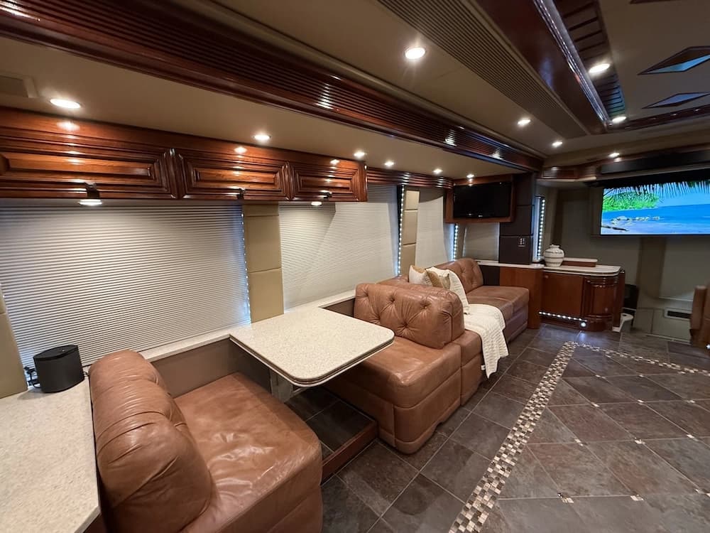 2013 Prevost Outlaw H3-45 Motorcoach - Image 45