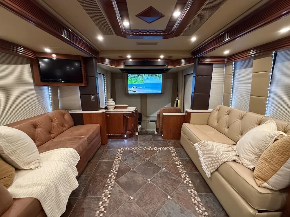 2013 Prevost Outlaw H3-45 Motorcoach - Image 46