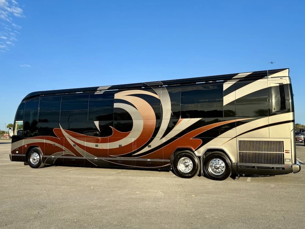 2013 Prevost Outlaw H3-45 Motorcoach - Image 9