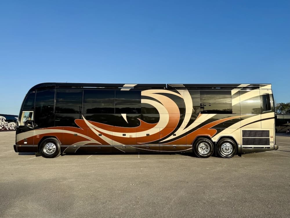 2013 Prevost Outlaw H3-45 Motorcoach - Image 10