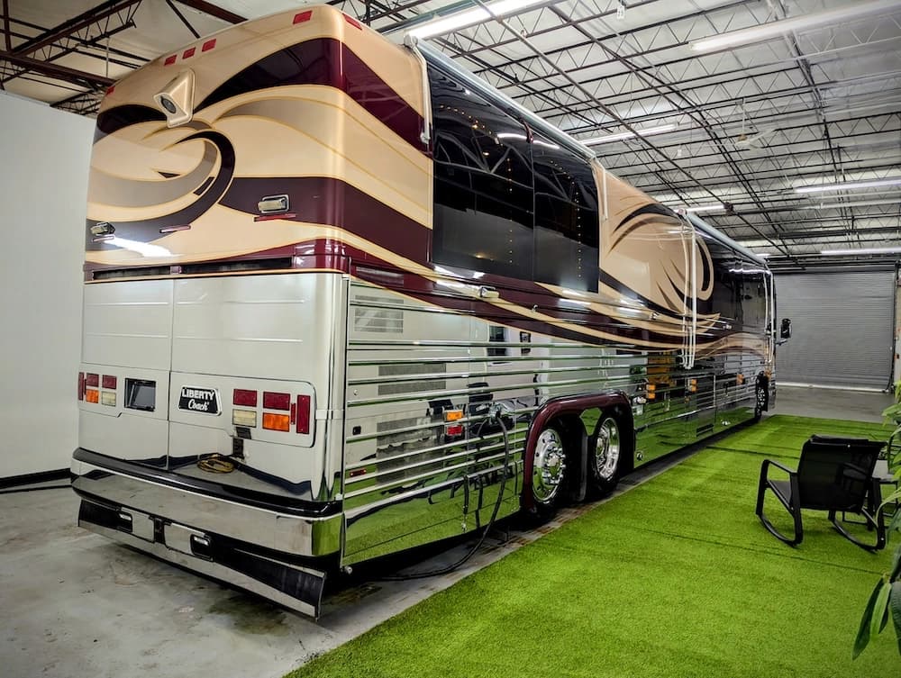 2002 Prevost Liberty Elegant Lady XLII Motorcoach - Image 2