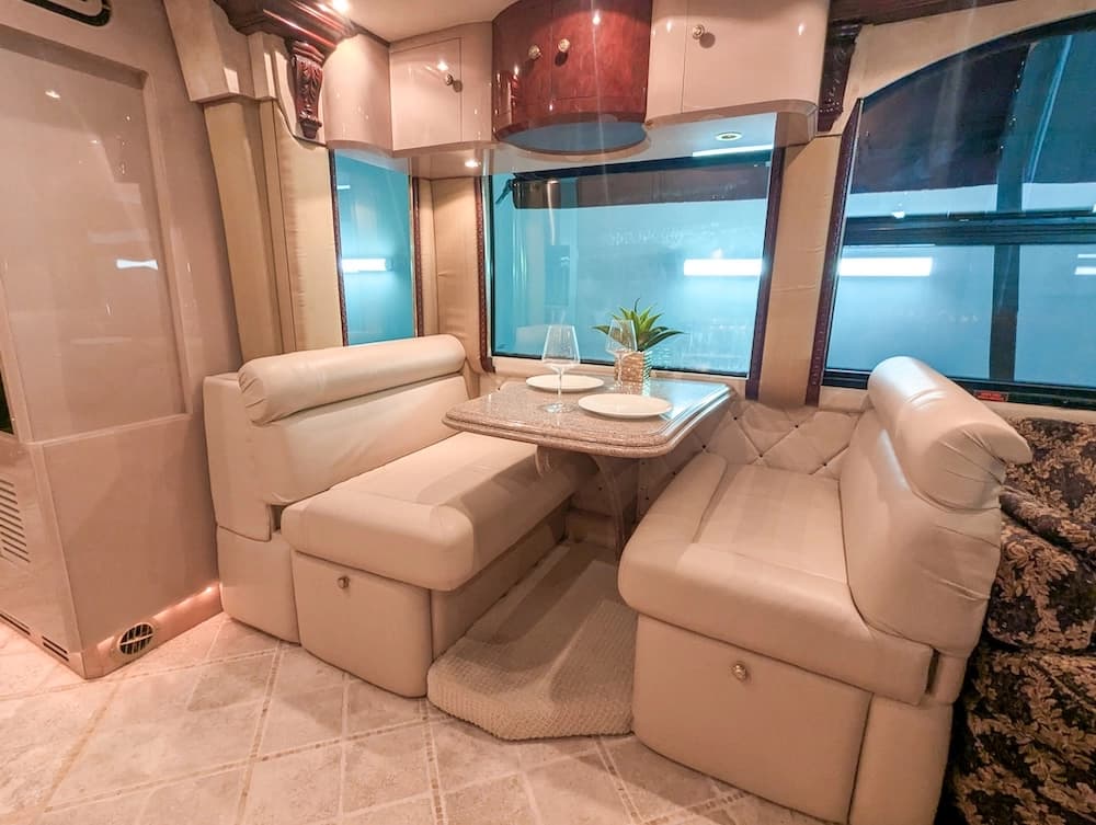 2002 Prevost Liberty Elegant Lady XLII Motorcoach - Image 11