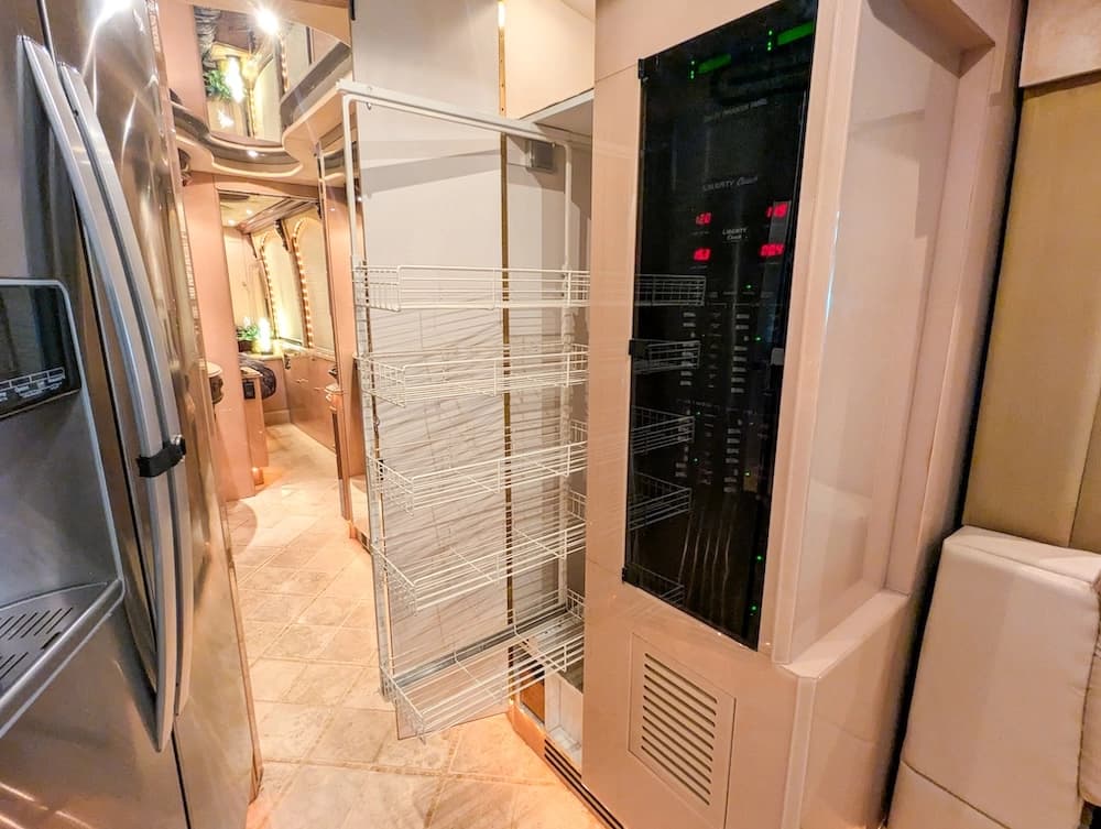 2002 Prevost Liberty Elegant Lady XLII Motorcoach - Image 13