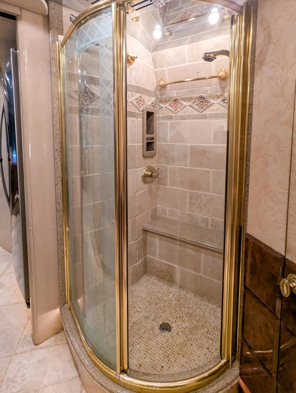 2002 Prevost Liberty Elegant Lady XLII Motorcoach - Image 14
