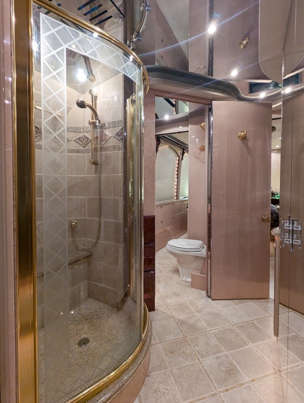 2002 Prevost Liberty Elegant Lady XLII Motorcoach - Image 15