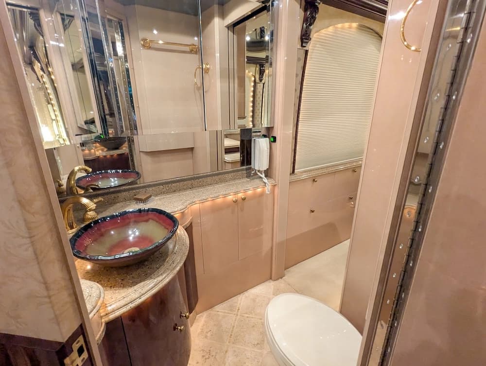2002 Prevost Liberty Elegant Lady XLII Motorcoach - Image 17