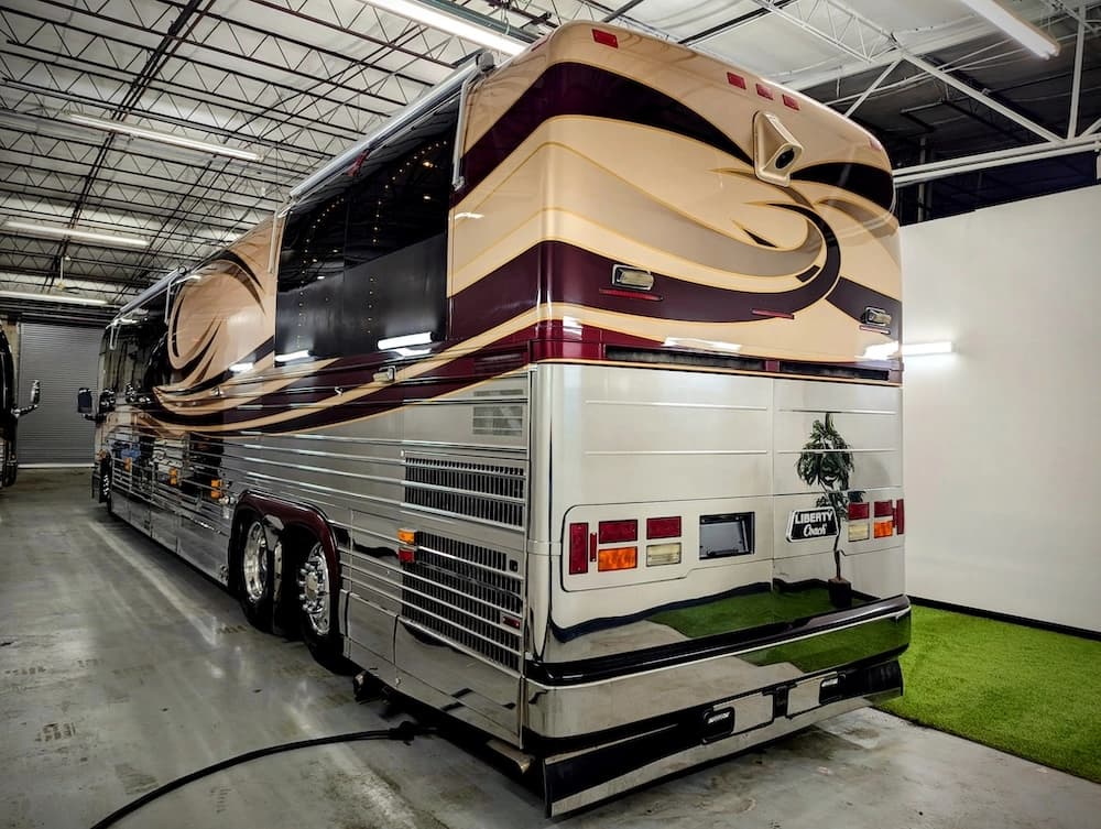 2002 Prevost Liberty Elegant Lady XLII Motorcoach - Image 3