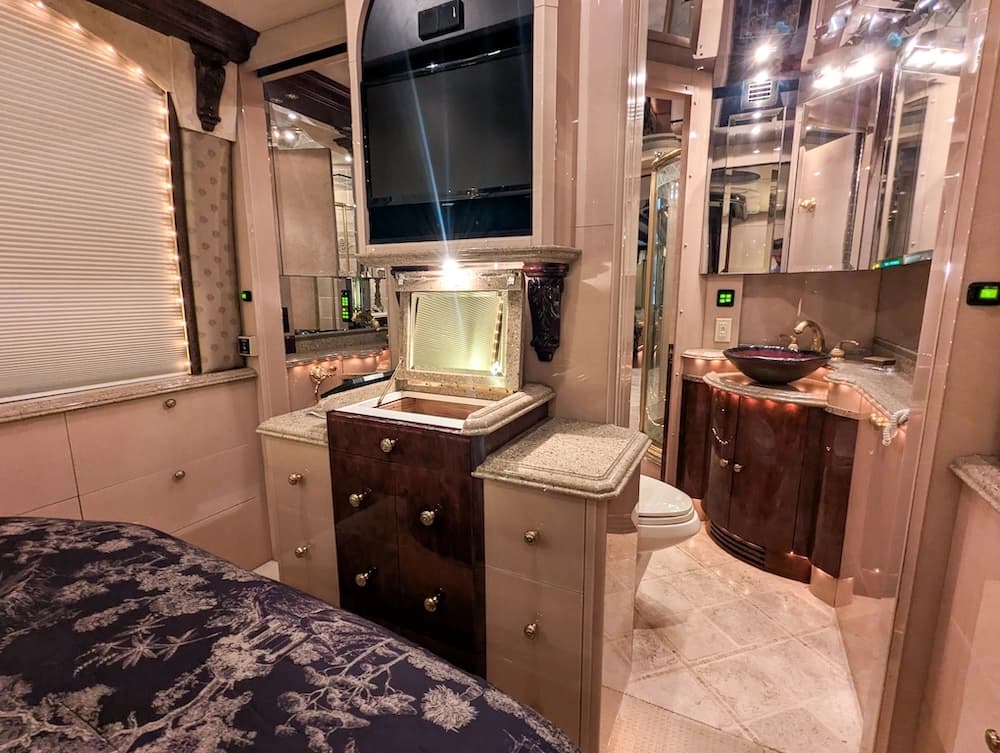 2002 Prevost Liberty Elegant Lady XLII Motorcoach - Image 22