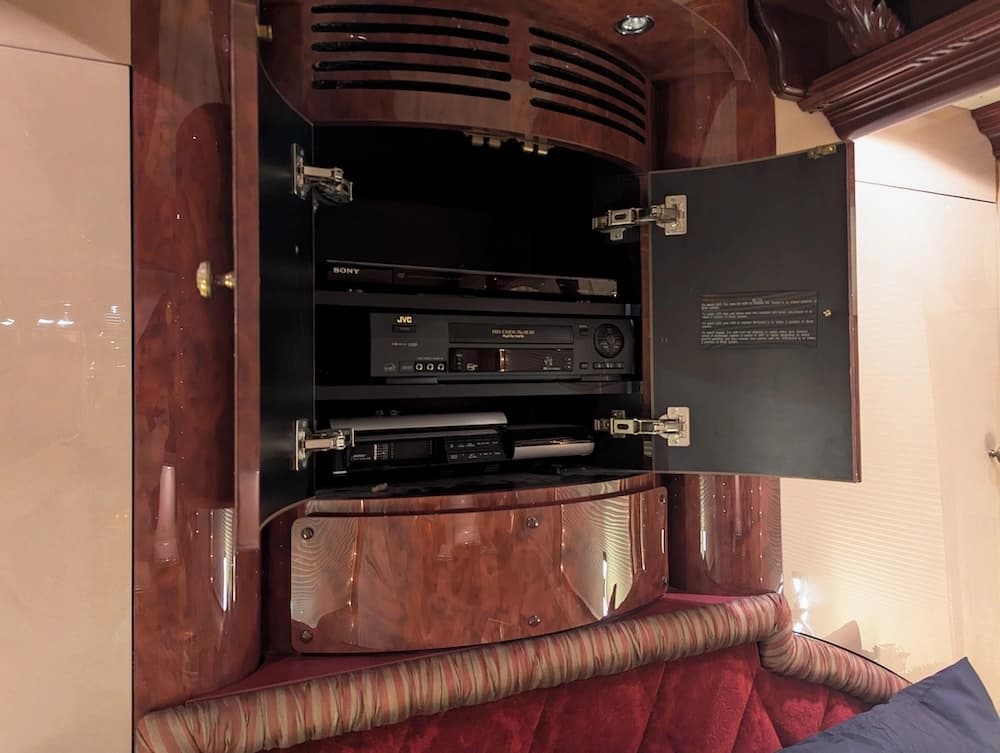 2002 Prevost Liberty Elegant Lady XLII Motorcoach - Image 23