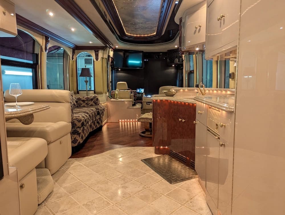 2002 Prevost Liberty Elegant Lady XLII Motorcoach - Image 24