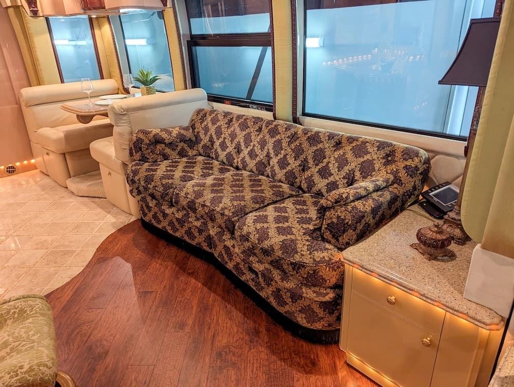 2002 Prevost Liberty Elegant Lady XLII Motorcoach - Image 5