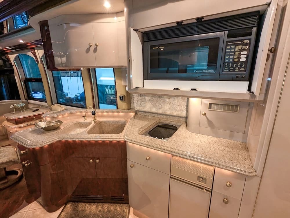 2002 Prevost Liberty Elegant Lady XLII Motorcoach - Image 9