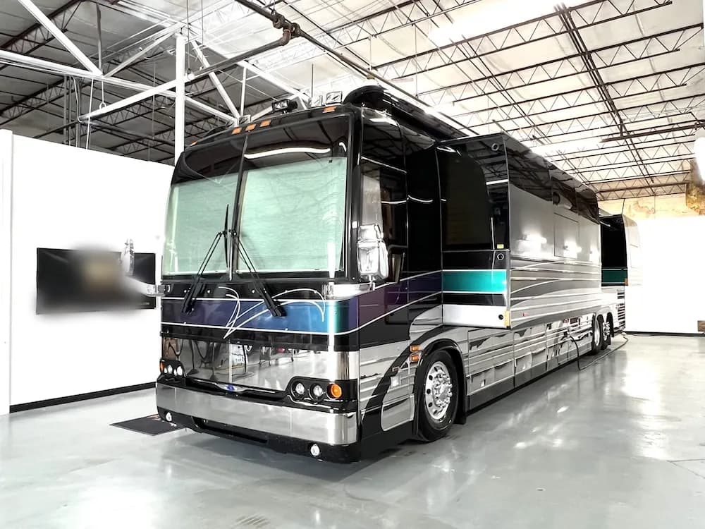 2001 Prevost Country Coach XLII Motorcoach - Image 2