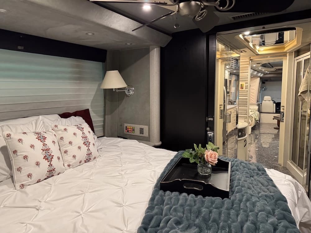 2001 Prevost Country Coach XLII Motorcoach - Image 12
