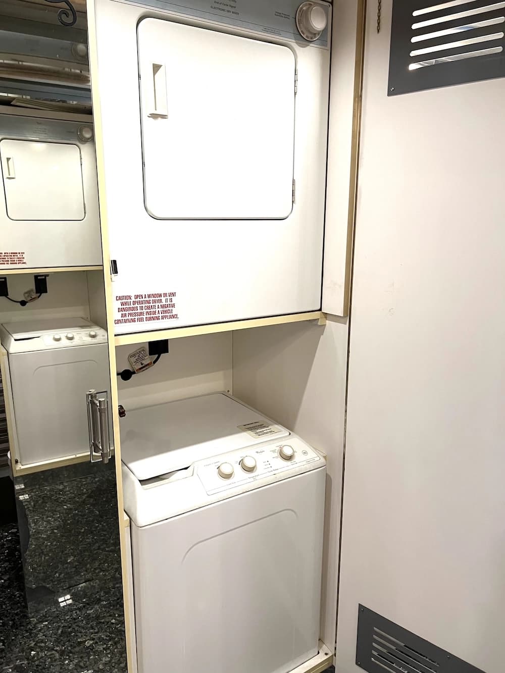 2001 Prevost Country Coach XLII Motorcoach - Image 16