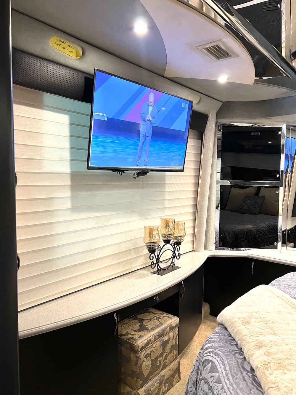 2001 Prevost Country Coach XLII Motorcoach - Image 17