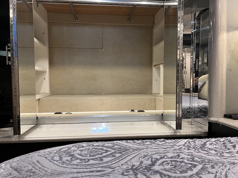 2001 Prevost Country Coach XLII Motorcoach - Image 19