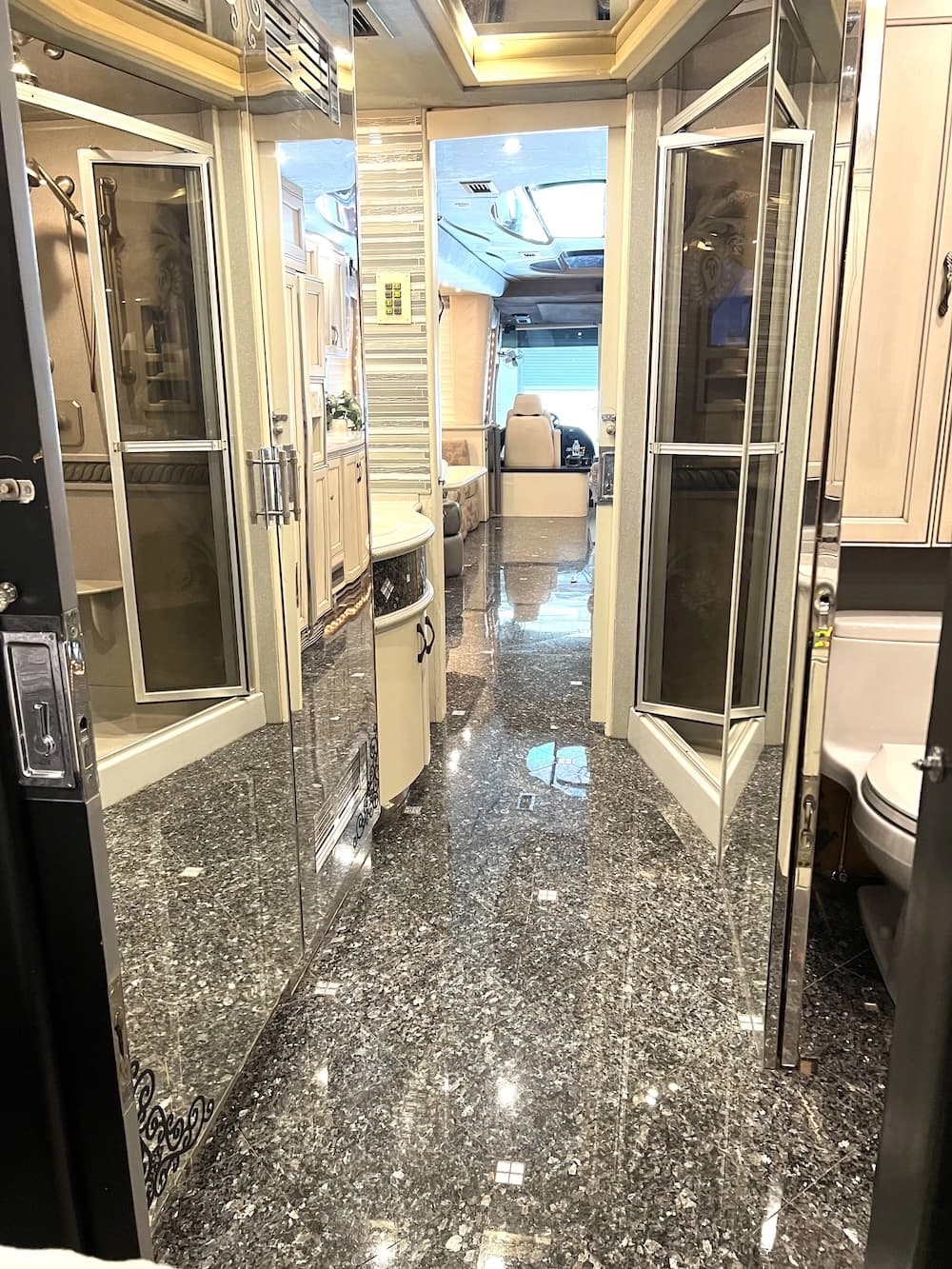 2001 Prevost Country Coach XLII Motorcoach - Image 20