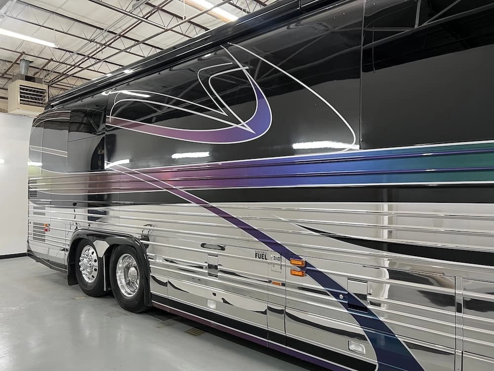 2001 Prevost Country Coach XLII Motorcoach - Image 3
