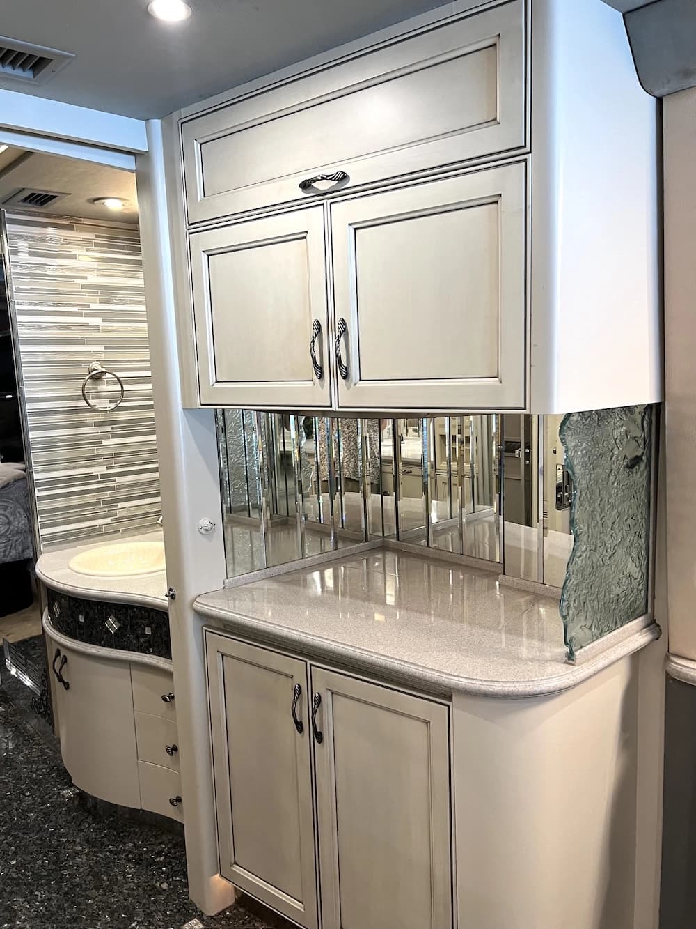 2001 Prevost Country Coach XLII Motorcoach - Image 23