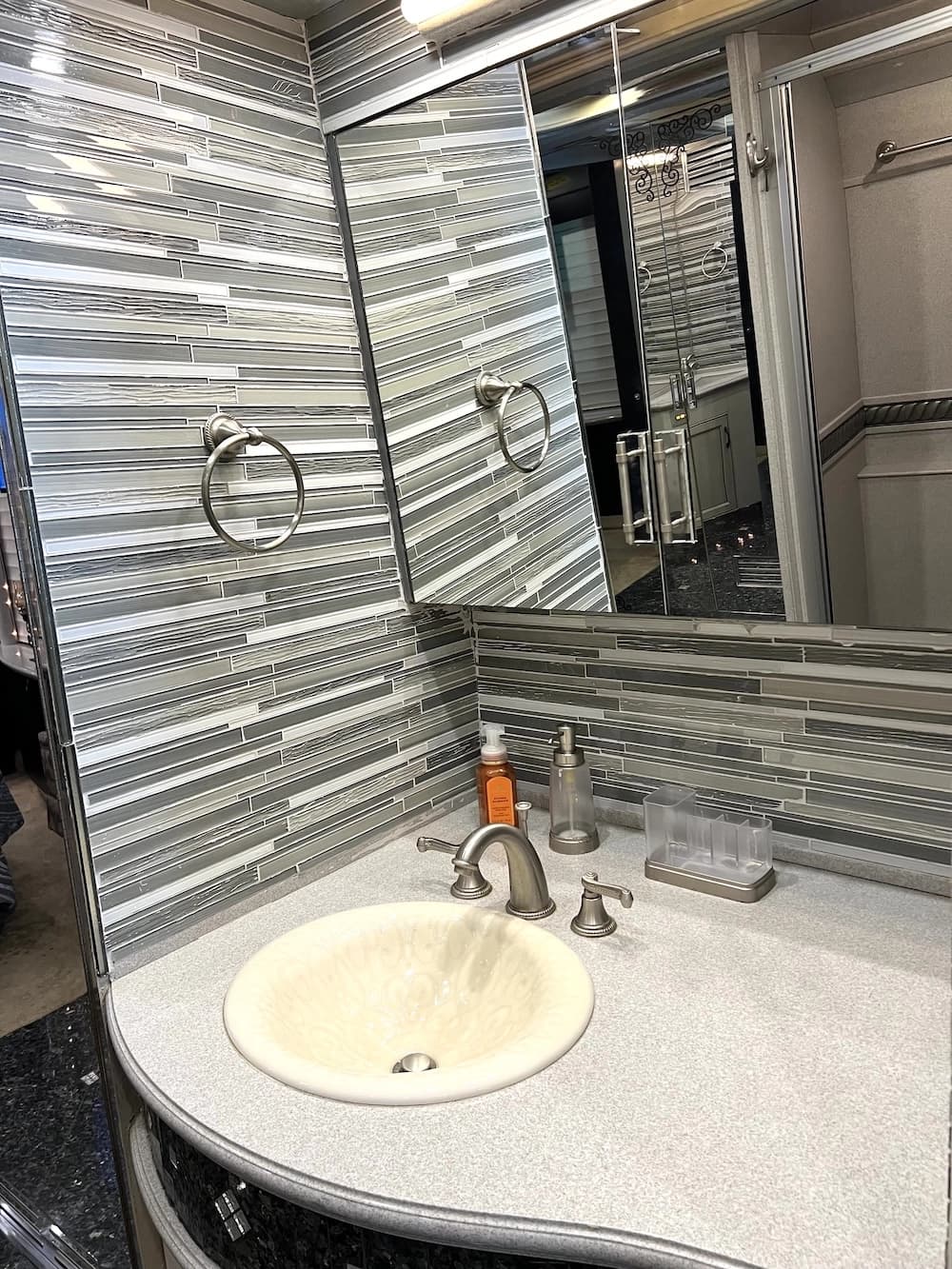 2001 Prevost Country Coach XLII Motorcoach - Image 24