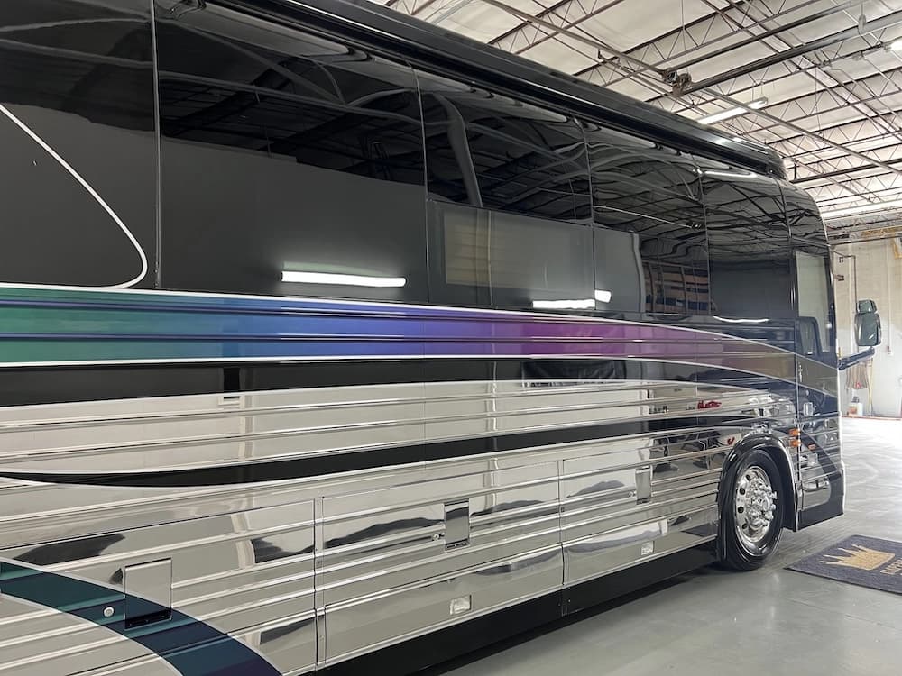 2001 Prevost Country Coach XLII Motorcoach - Image 4
