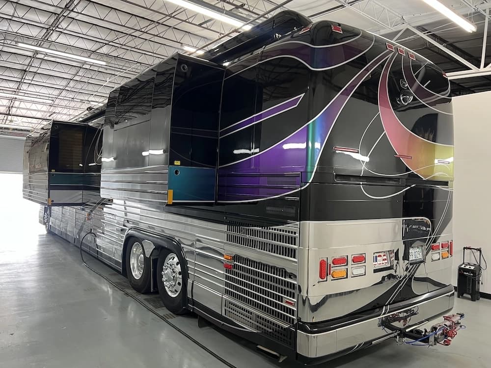 2001 Prevost Country Coach XLII Motorcoach - Image 5