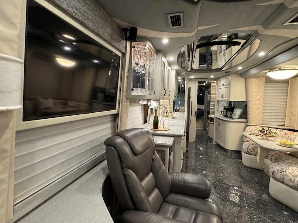2001 Prevost Country Coach XLII Motorcoach - Image 7