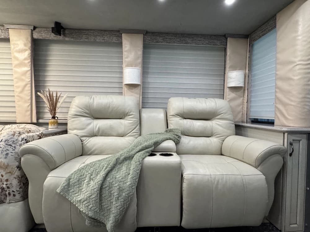 2001 Prevost Country Coach XLII Motorcoach - Image 8