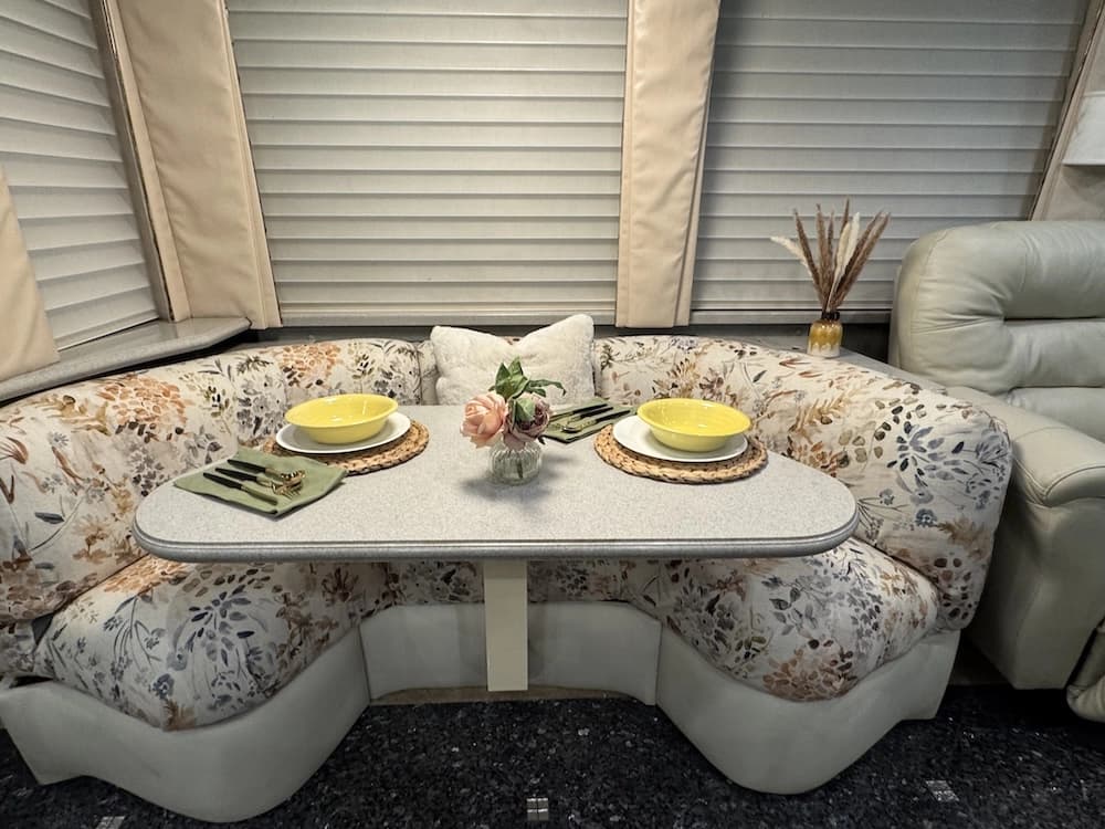2001 Prevost Country Coach XLII Motorcoach - Image 9