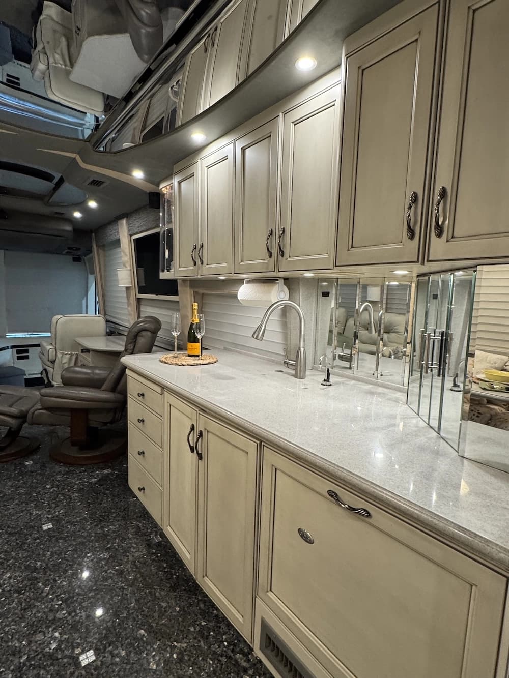 2001 Prevost Country Coach XLII Motorcoach - Image 10