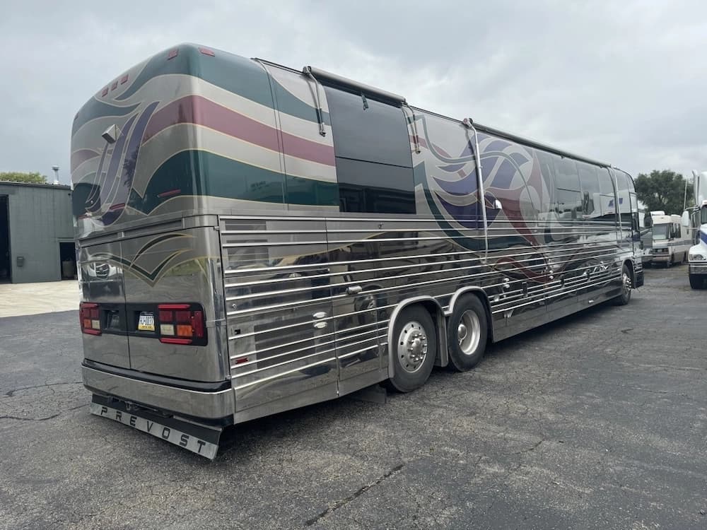 2001 Prevost Featherlite XLII Motorcoach - Image 2