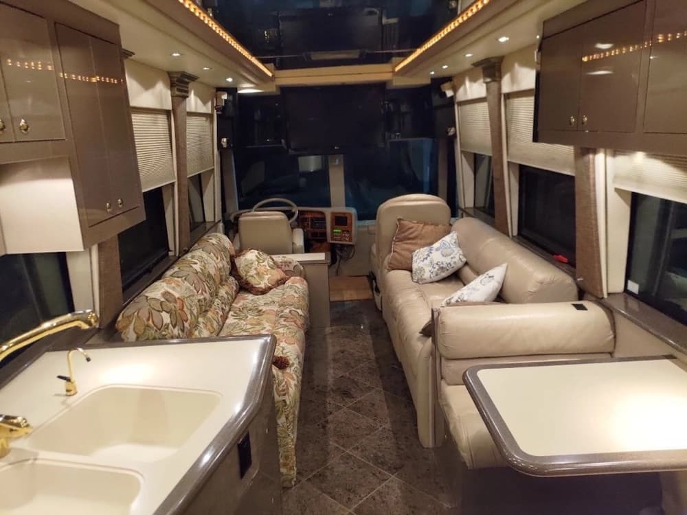 2001 Prevost Featherlite XLII Motorcoach - Image 13