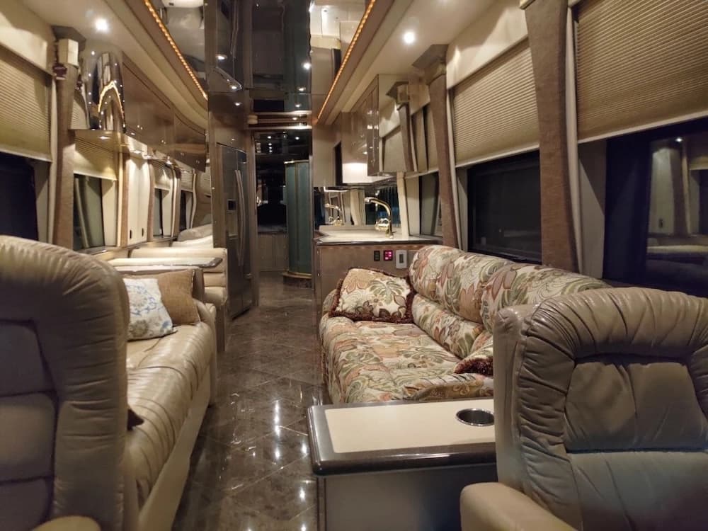 2001 Prevost Featherlite XLII Motorcoach - Image 14