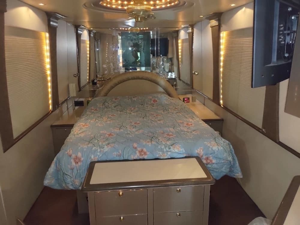 2001 Prevost Featherlite XLII Motorcoach - Image 16