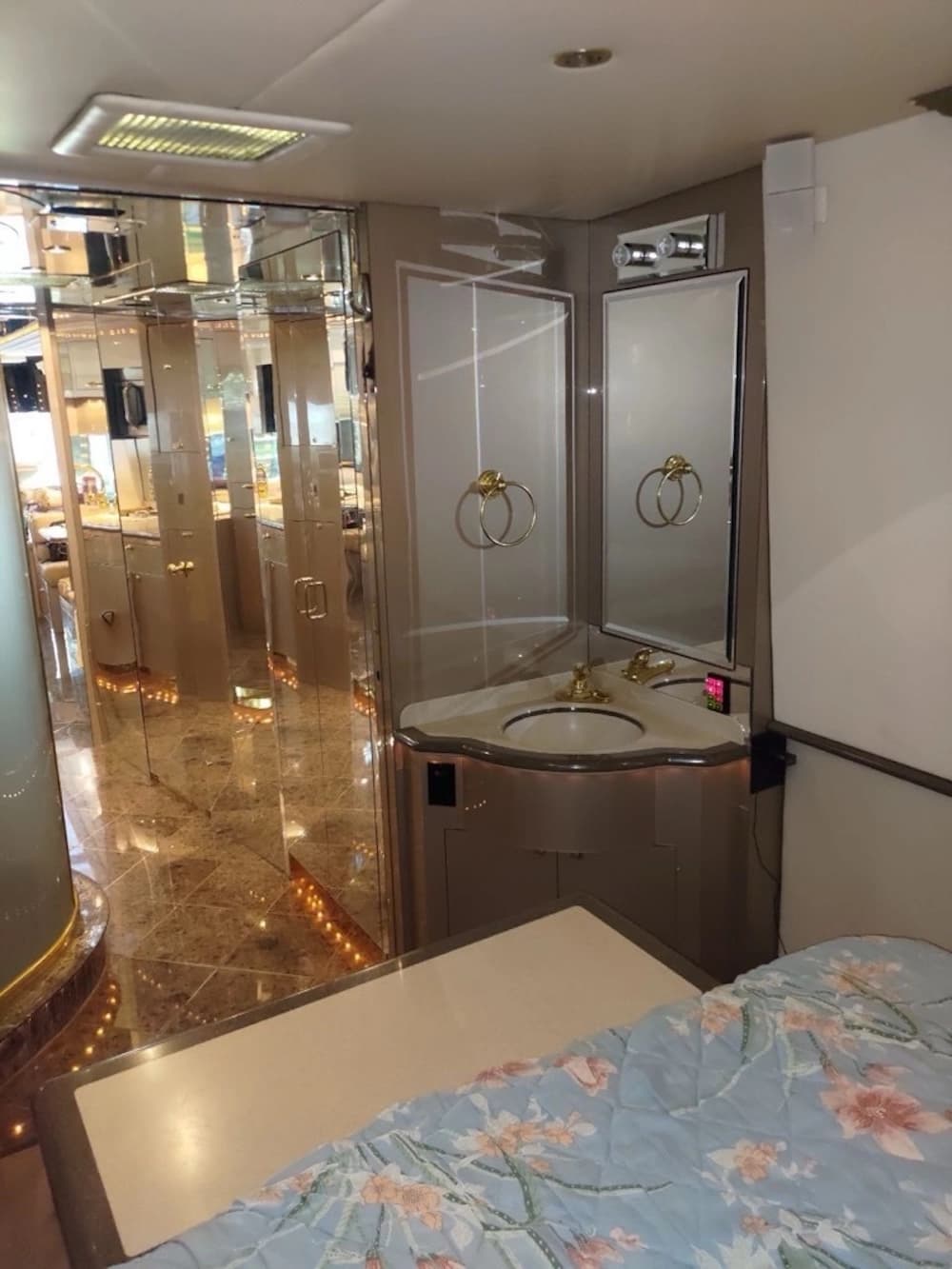 2001 Prevost Featherlite XLII Motorcoach - Image 17