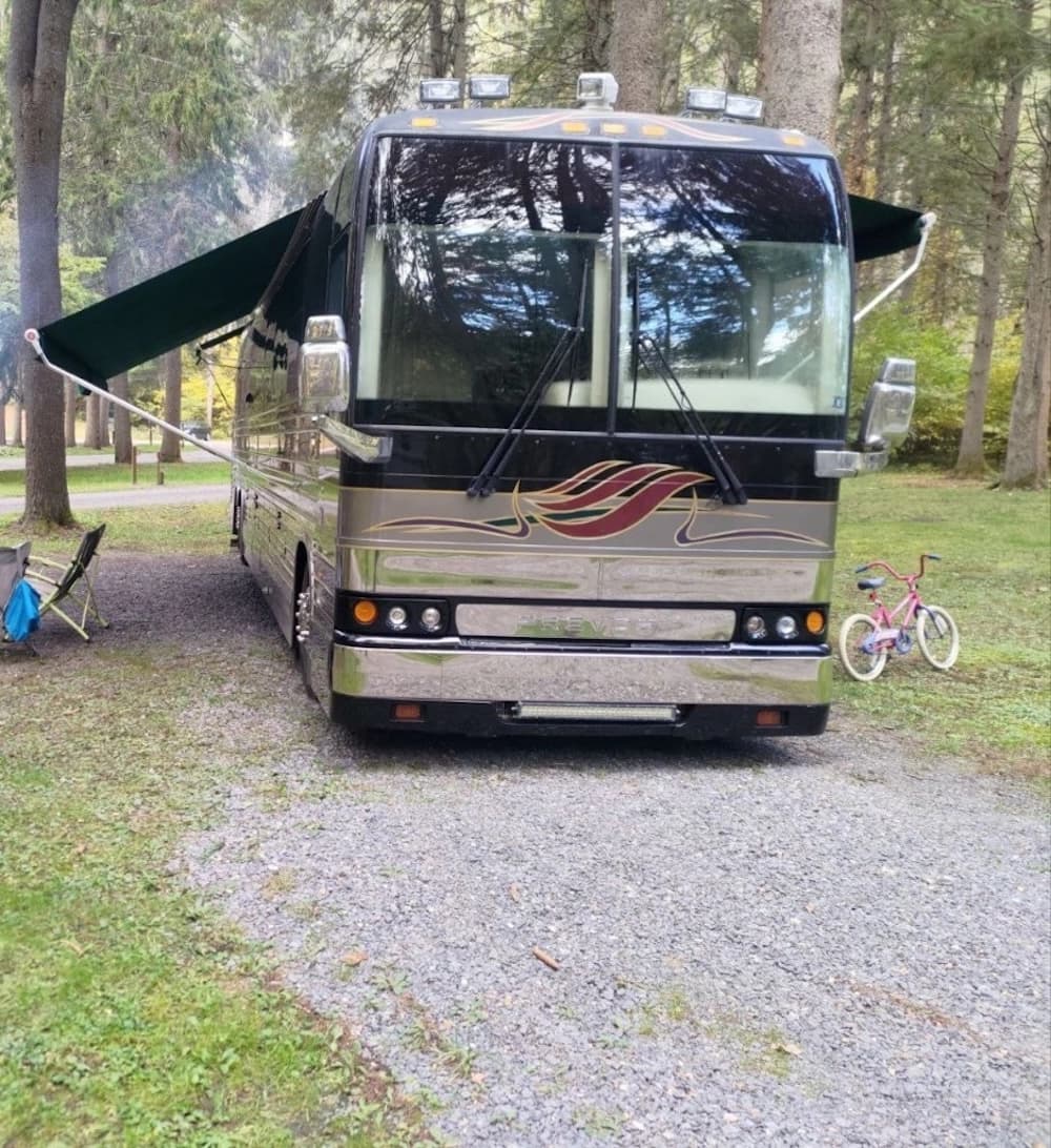 2001 Prevost Featherlite XLII Motorcoach - Image 4