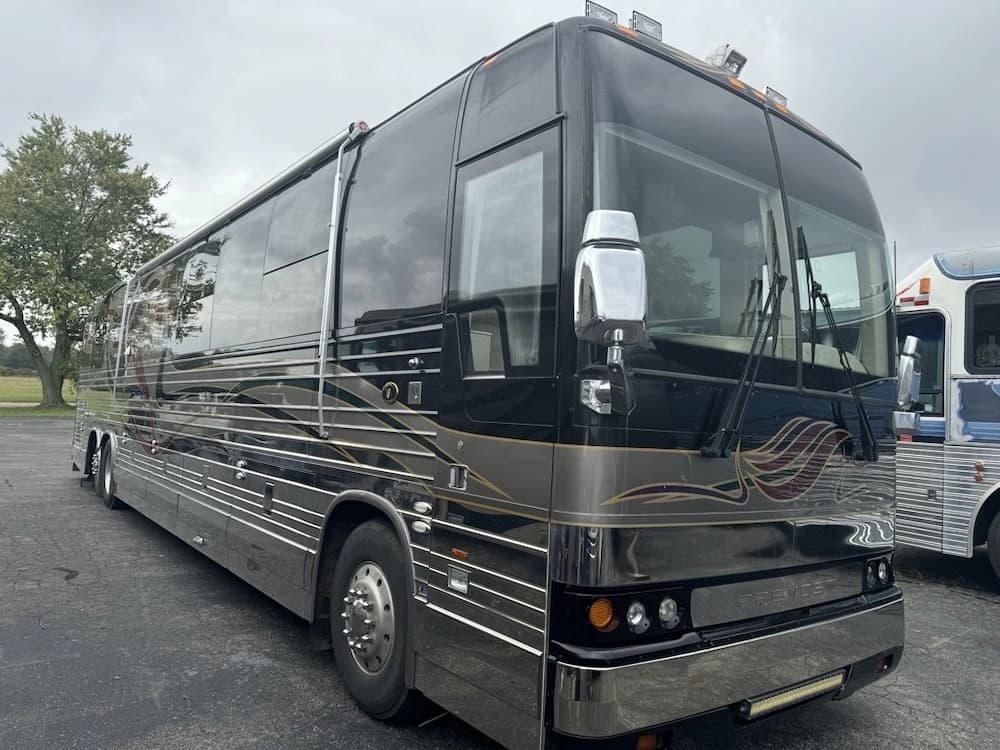 2001 Prevost Featherlite XLII Motorcoach - Image 8
