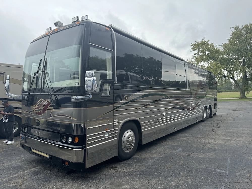 2001 Prevost Featherlite XLII Motorcoach - Image 1