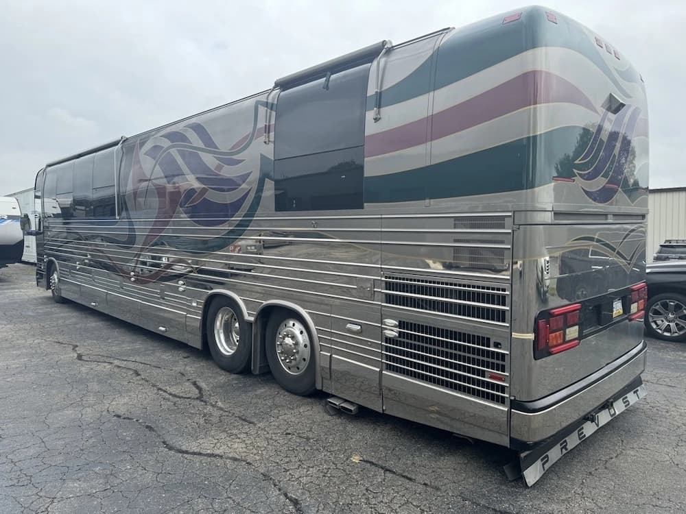 2001 Prevost Featherlite XLII Motorcoach - Image 9