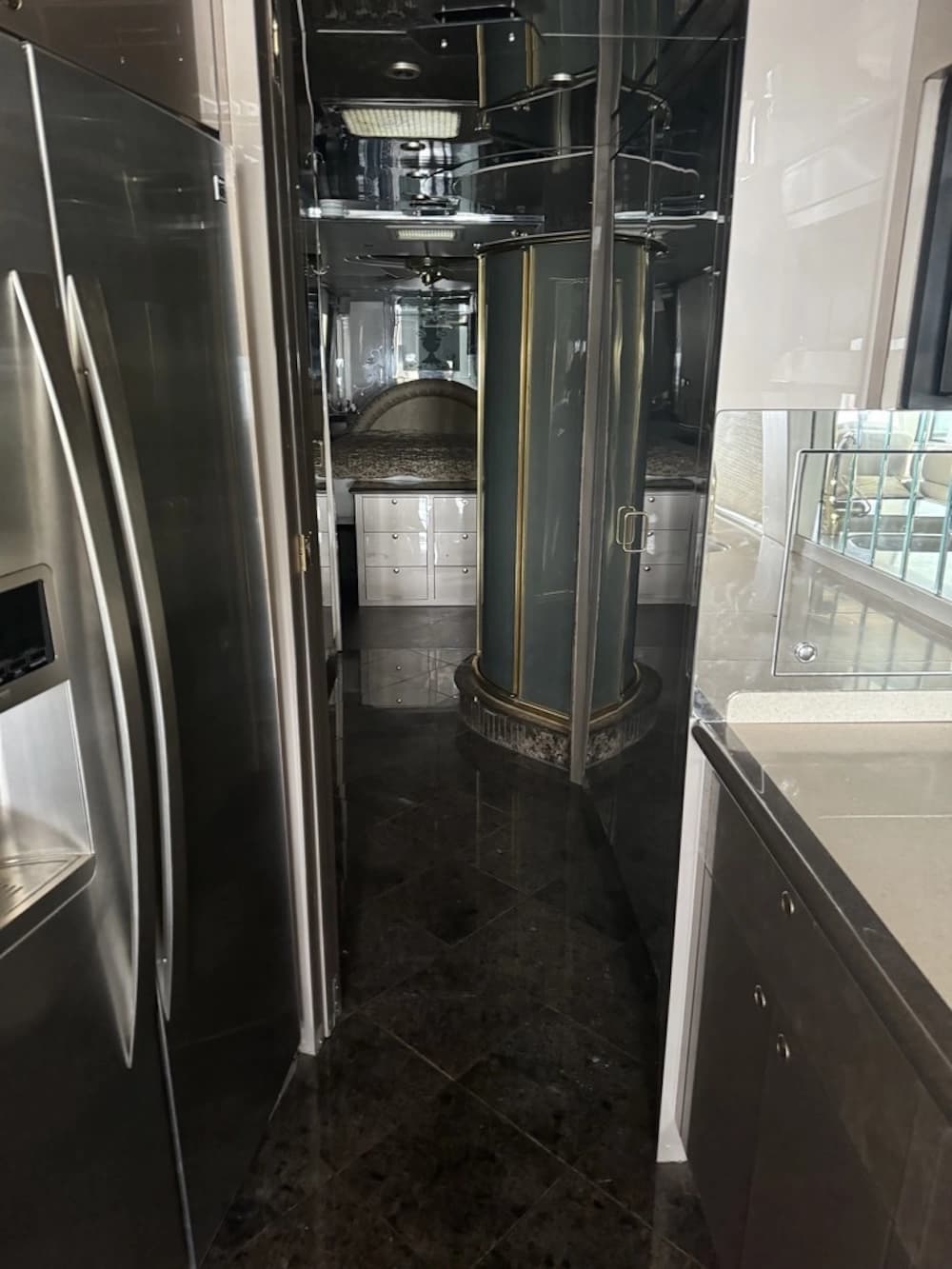 2001 Prevost Featherlite XLII Motorcoach - Image 10