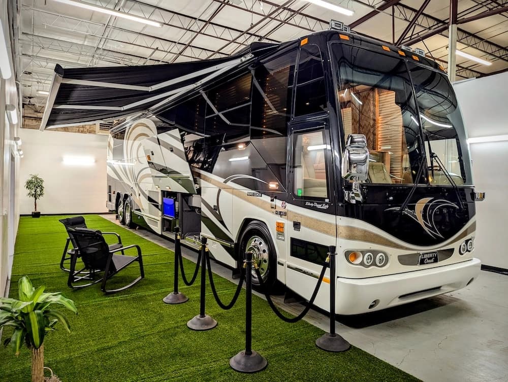 2006 Prevost Liberty Elegant Lady H3-45 Motorcoach - Image 1