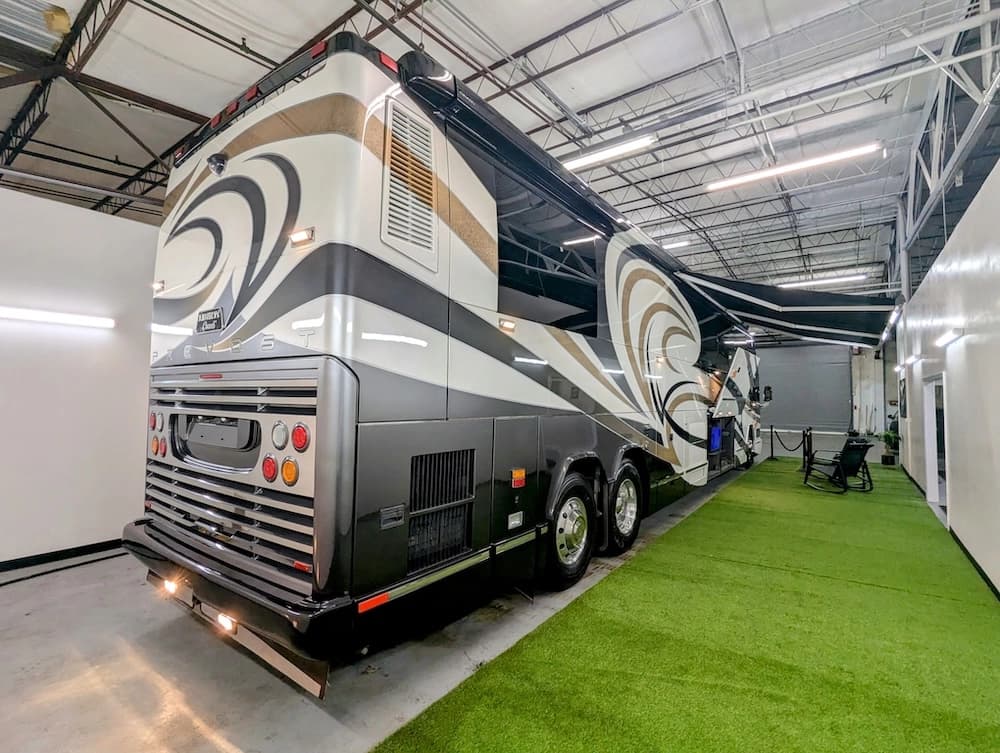 2006 Prevost Liberty Elegant Lady H3-45 Motorcoach - Image 2